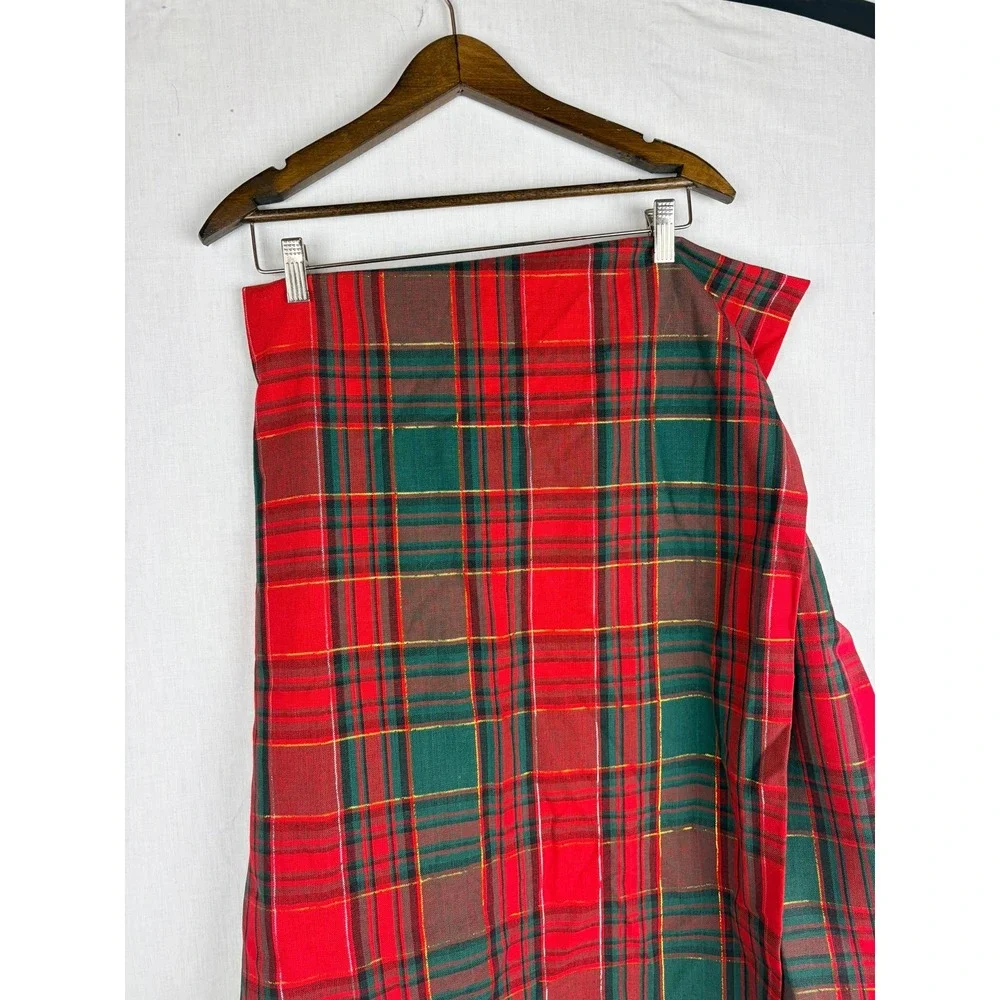 Vintage Christmas Red Green Plaid Tablecloth Gold Metallic Thread 70 x‎ 72 Round